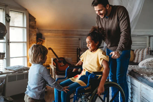 Familie Iubitoare Multietnică Fericită Fetiță Zâmbitoare Dizabilități Scaun Rotile — Fotografie, imagine de stoc