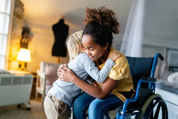 弟と一緒に車椅子で障害のある黒人の少女 愛の概念 — ストック写真