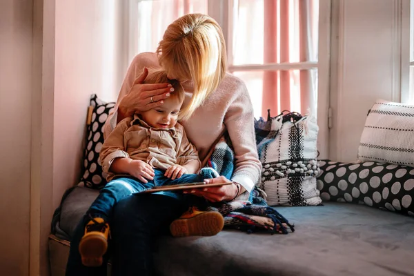 幸せな家庭技術の概念 笑顔母と彼女の幼児息子遊びともにデジタルタブレットホーム — ストック写真