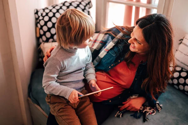 Gelukkige Kleine Kind Zwangere Vrouw Familie Mensen Houden Van Concept — Stockfoto