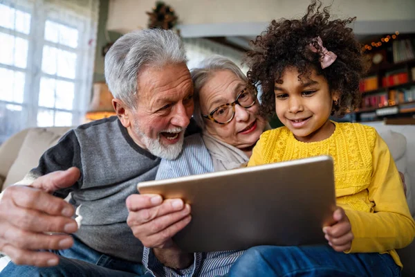 Retrato Avós Felizes Com Menina Usando Tablet Digital Casa Família — Fotografia de Stock