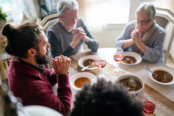 집에서 식사하기 에기도 사람들의 — 스톡 사진