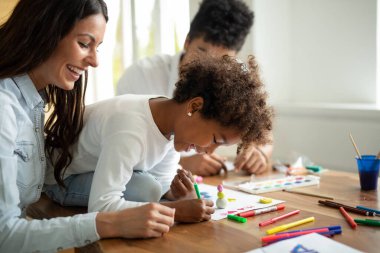 Mutlu çok ırklı aile evde birlikte vakit geçiriyor. İnsanlar eğitim eğlence mutluluk konsepti