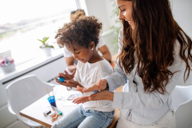 Mutlu çok ırklı aile evde birlikte vakit geçiriyor. İnsanlar eğitim eğlence mutluluk konsepti