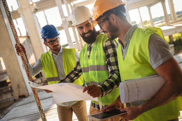 Команда инженеров-строителей, работающих вместе на строительной площадке