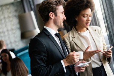 Ofiste kahve içerken toplantının keyfini çıkaran arkadaşların yakın portresi.