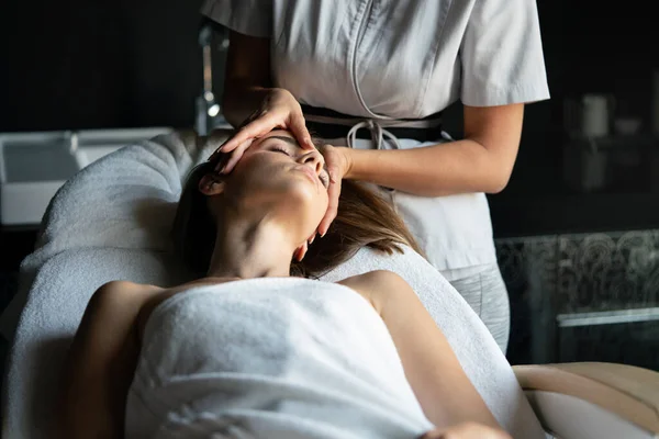 Koncepcja Zdrowia Piękna Relaksu Piękna Kobieta Spa Salon Otrzymywać Masaż — Zdjęcie stockowe