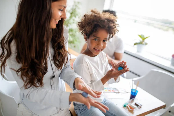 Feliz Familia Multiétnica Pasando Tiempo Juntos Casa Gente Educación Diversión — Foto de Stock