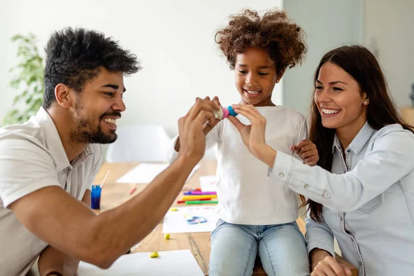 Feliz Familia Multiétnica Pasando Tiempo Juntos Casa Gente Educación Diversión —  Fotos de Stock