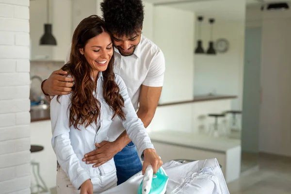 Joven Pareja Sonriente Casa Haciendo Tareas Domésticas Planchado — Foto de Stock