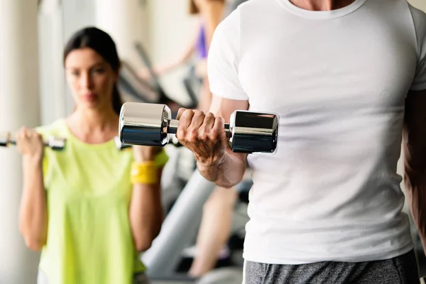 Gruppo Persone Felici Che Allenano Palestra Insieme — Foto Stock