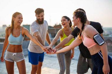 Bir grup zinde insan çatıda antrenman yapıyor.