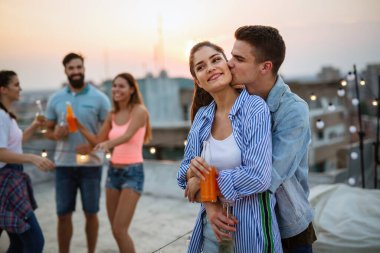 Genç arkadaşlarımla harika vakit geçiriyorum, çatı partisinde eğleniyorum.