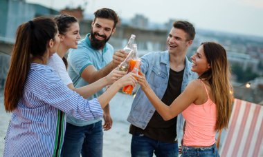 Genç arkadaşlarımla harika vakit geçiriyorum, çatı partisinde eğleniyorum.