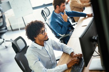 Bir yazılım geliştirme şirketinde çalışan programcılar