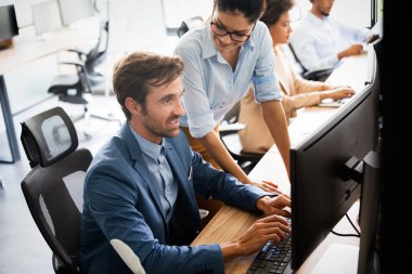 Bir yazılım geliştirme şirketinde çalışan programcılar