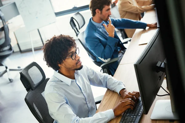 Programadores Trabalhando Escritório Empresa Desenvolvimento Software — Fotografia de Stock