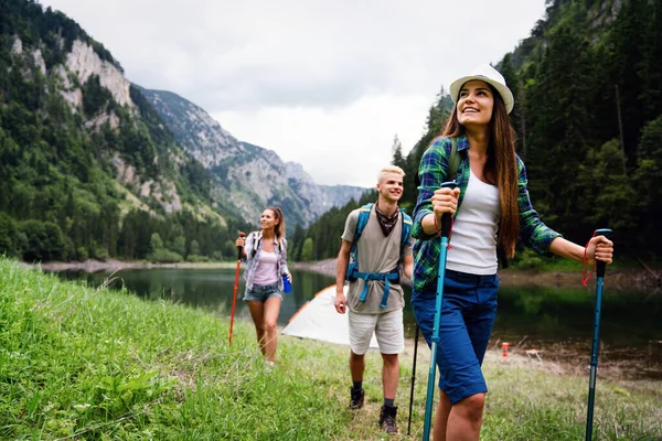 Group Friends Hiking Camping Trip Mountains — Stock Photo, Image