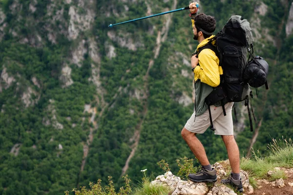 Concepto Deportes Éxito Logro Vista Trasera Del Joven Excursionista —  Fotos de Stock