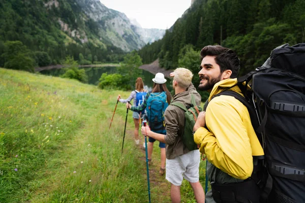 Skupina Šťastných Mladých Přátel Pěší Turistika Trekking Spolu Venkovní Příroda — Stock fotografie