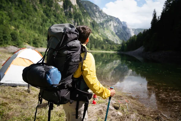 Όμορφος Ευτυχισμένος Αρσενικό Backpacker Πεζοπορία Πεζοπορία Μέσα Από Ορεινό Δάσος — Φωτογραφία Αρχείου