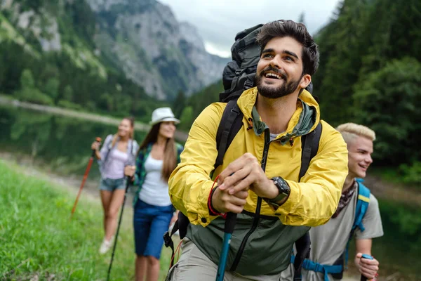 Turistika Přáteli Tak Zábavná Skupina Mladých Lidí Batohy Trekking Společně — Stock fotografie