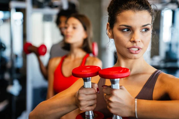 Крупный План Привлекательных Упражнений Женщин Спортзале — стоковое фото