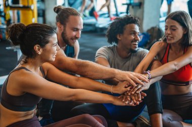 Formda olan insanlar spor yapıyor, spor yapıyor ve birlikte sağlıklı kalıyorlar.