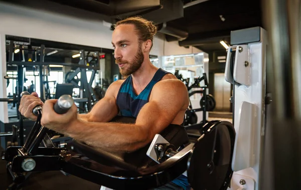 Selbstbewusst Fitter Junger Mann Trainiert Fitnessstudio — Stockfoto