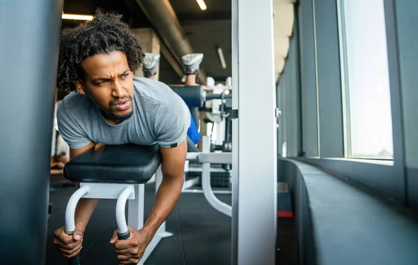 Confiante Ajuste Jovem Exercitando Ginásio Esporte Fitness — Fotografia de Stock