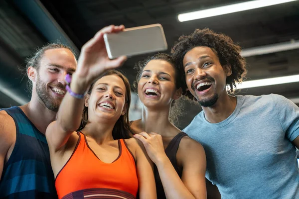 Grupp Unga Människor Vänner Gör Selfie Gymmet Tillsammans — Stockfoto