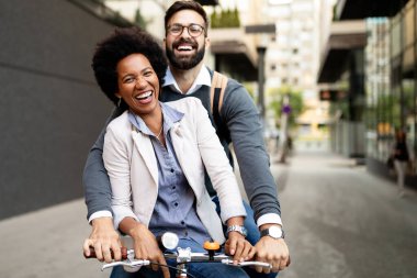 Genç çift şehirde eğleniyor. Bisiklet sürmeye giden mutlu çift.