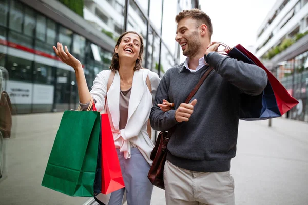 Belo Jovem Casal Desfrutando Compras Divertindo Juntos Consumismo Amor Namoro — Fotografia de Stock