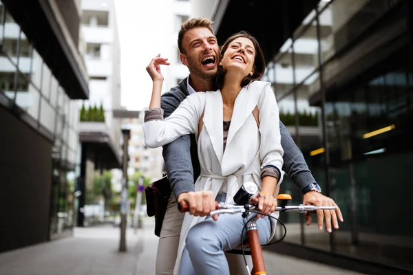 Schönes Glückliches Junges Verliebtes Paar Auf Dem Fahrrad Der Stadt — Stockfoto