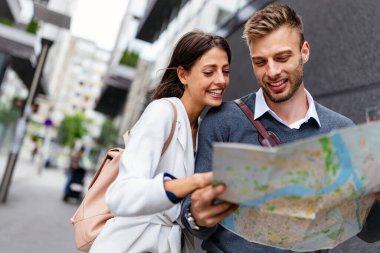 Mutlu, genç, güzel, modern, şık bir çift şehir dışına çıkıyor.