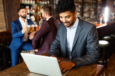 En iyi arkadaşlarla buluşacağım. Barda birlikte otururken konuşan ve bira içen mutlu gençler.