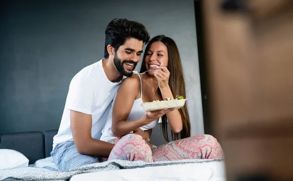 Ρομαντικό Ευτυχισμένο Ζευγάρι Τρώει Πρωινό Στο Κρεβάτι Αγάπη Άνθρωποι Έννοια — Φωτογραφία Αρχείου