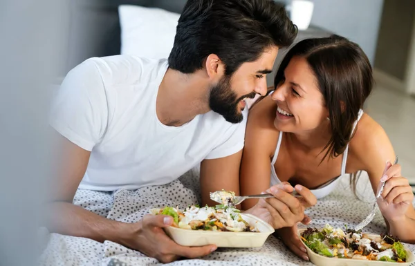 Colazione Sana Letto Giovane Bella Coppia Amore Seduto Letto Fare — Foto Stock