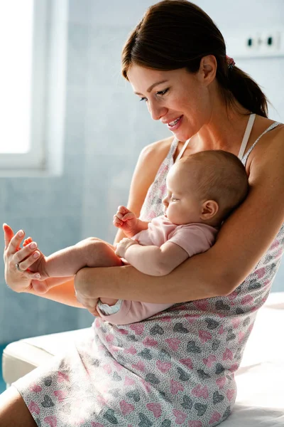 Bela Jovem Mãe Seu Bebê Recém Nascido Juntos Amor Felicidade — Fotografia de Stock