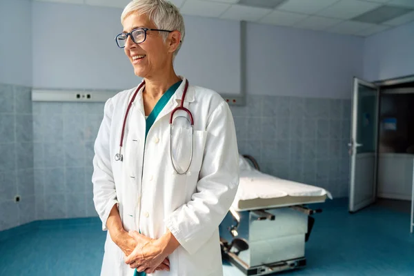 Retrato Una Doctora Mayor Sonriente Con Estetoscopio Salud Concepto Personas —  Fotos de Stock