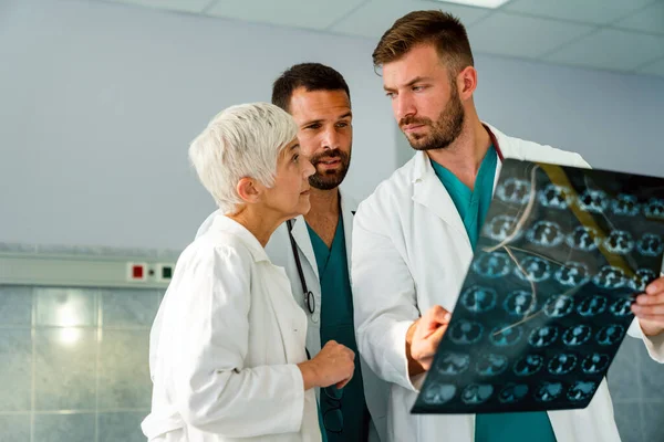 Grupo Médicos Mirando Tomografía Computarizada Hospital Para Hacer Diagnóstico — Foto de Stock