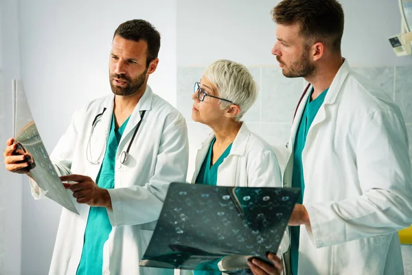 Bir Grup Doktor Tomografiye Bakıyor Teşhis Koymak Için Hastanede Mri — Stok fotoğraf