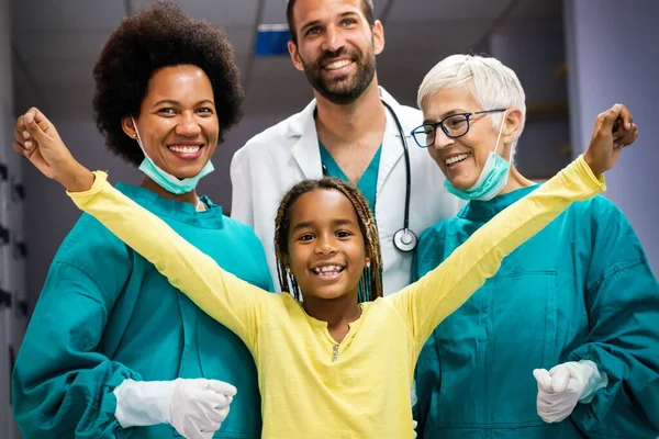 Equipo Éxito Doctores Experimentados Altamente Calificados Con Paciente Infantil Después —  Fotos de Stock