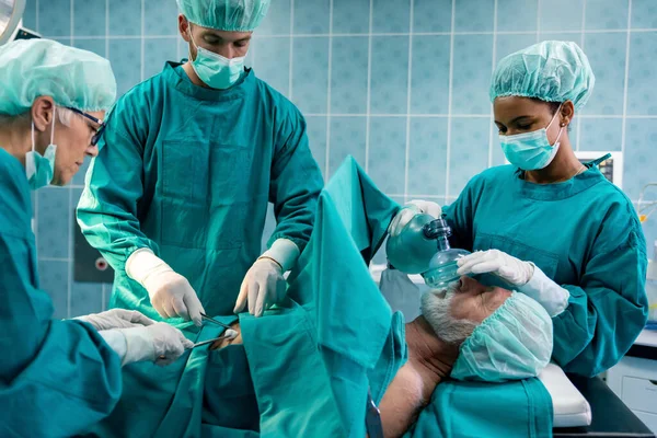 病院の手術室で働く外科医チームのグループ — ストック写真