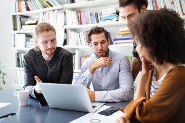Bir yazılım geliştirme şirketinde çalışan programcılar