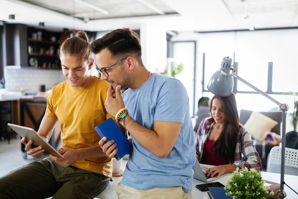 Diversidad Estudiantes Amigos Felicidad Trabajo Equipo Concepto Educación — Foto de Stock