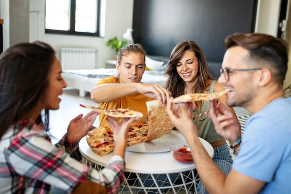 Grupo Alegre Amigos Divirtiéndose Casa Comiendo Pizza — Foto de Stock