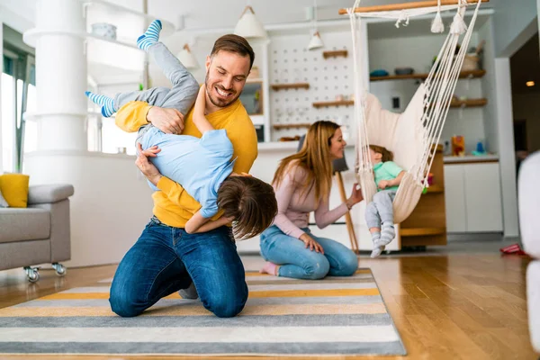 Gelukkig Gezin Met Kinderen Die Thuis Spelen Knuffelen Geluk Mensen — Stockfoto