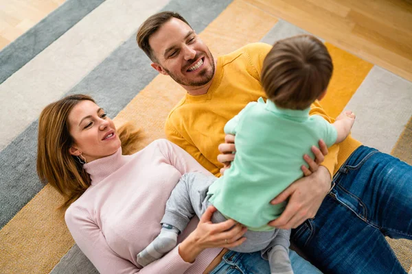 Gelukkig Jong Gezin Met Plezier Speels Thuis Geluk Kindertijd Ouderschap — Stockfoto