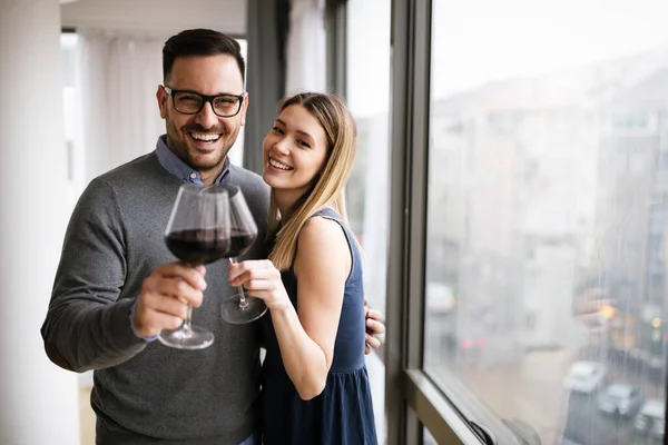 Birbirine Aşık Mutlu Bir Çift Şarap Içiyor Romantik Bir Randevu — Stok fotoğraf